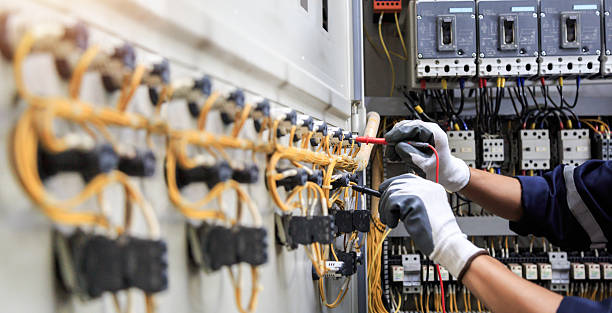 Professional Electrician technician working in Maplewood, WA